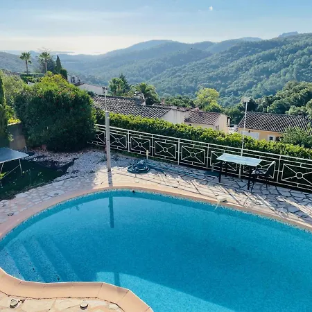 Dans Maison Avec Vue Sur La Foret Et La Fréjus
