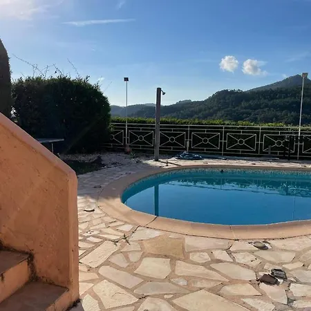 Dans Maison Avec Vue Sur La Foret Et La *